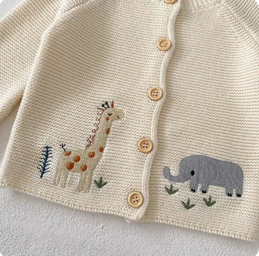 Wunderschön bestrickter Baumwollpullover mit Stickmuster