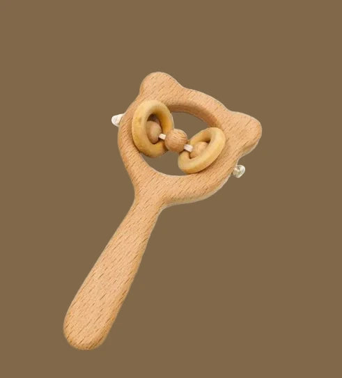 Holz Babyrassel mit Buchenholzgriff, sicher zum Kauen