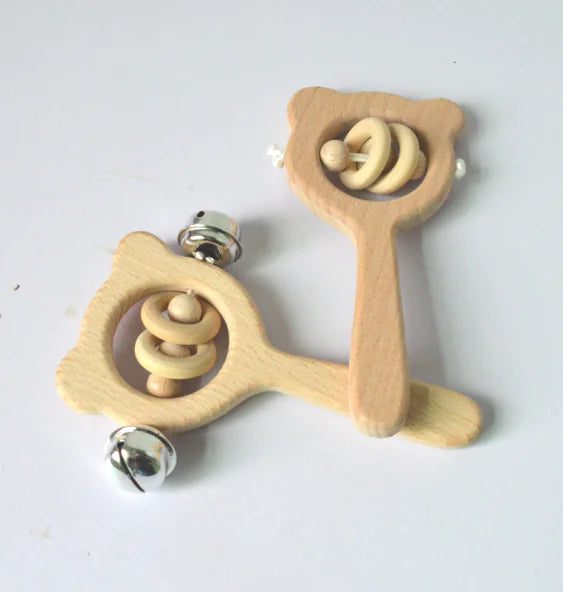 Holz Babyrassel mit Buchenholzgriff, sicher zum Kauen