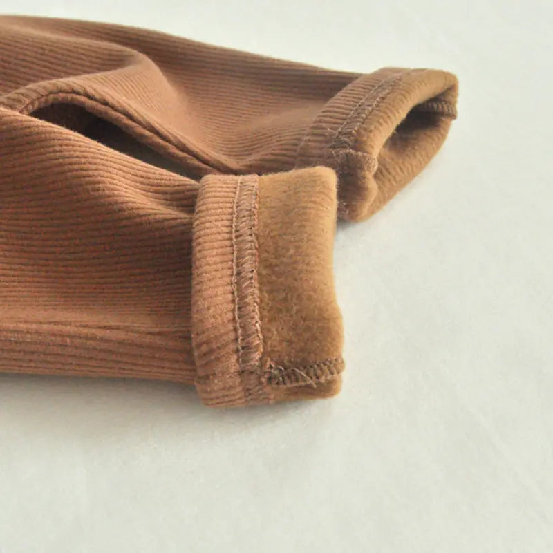 Dicke, warme Samthose mit hohem Bund für kleine Mädchen