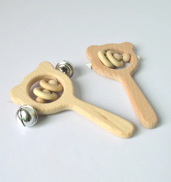 Holz Babyrassel mit Buchenholzgriff, sicher zum Kauen